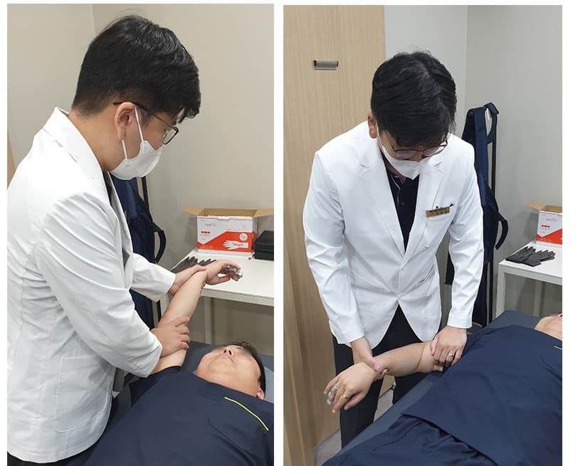 마취하관절수동술 시술 장면 — 원장이 어깨 관절을 수동 조작하고 있다